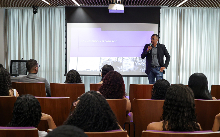 Alunos do ensino médio assistem palestra do assessor Reinaldo Mendes (Imagem: Edilson Dias)