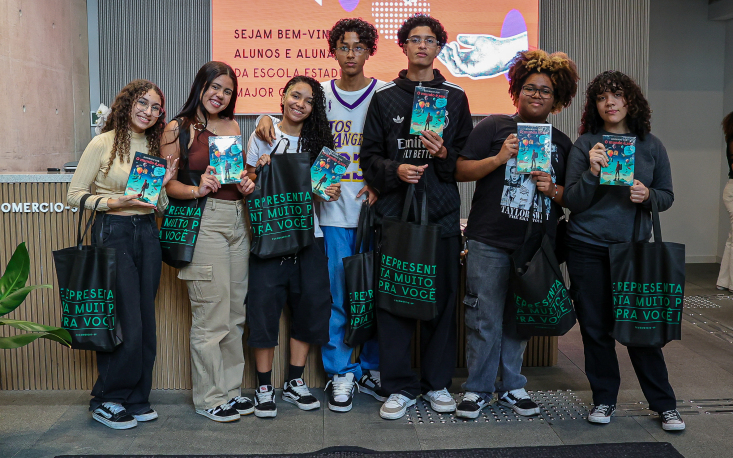 Estudantes ainda levaram para casa um livro de orientação profissional (Imagem: Edilson Dias)