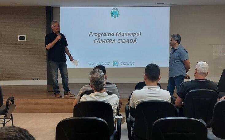 68b9d713bf0da-foto_2 Ao lado do presidente do Sincomercio, o secretário municipal de Segurança e Mobilidade Urbana, coronel Adalberto José Ferreira, apresentou o projeto Câmera Cidadã