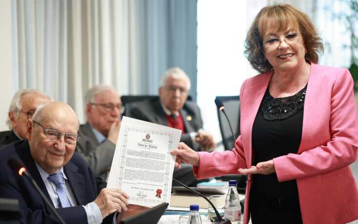 68d2ee94e1db8-vereadorajpg Vereadora Edir Sales entrega a Ives Gandra Martins a láurea da Câmara Municipal paulista (Imagem: Edilson Dias)