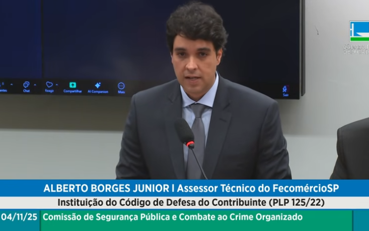 Alberto Borges de Carvalho Júnior, assessor da FecomercioSP apresenta as propostas de ajustes ao PLP 125/2022. (Foto: Divulgação/FecomercioSP)