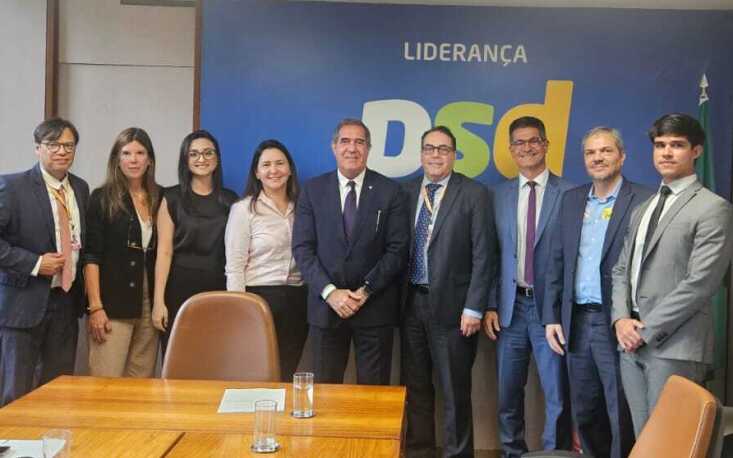 69a5ceb2aa9be-reuni_o_na_lideran_a_do_psd1 Sarina Sasaki Manata, assessora técnica, e Izabel Mello, assessora de relações institucionais, representaram a FecomercioSP na reunião com o deputado federal Luiz Gastão (PSD/CE). (Foto: FecomercioSP/Divulgação)