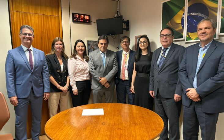 69a5cec5cf616-reuniao_com_o_deputado_federal_domingos_s_vio_1 As representantes da FecomercioSP também se reuniram com o deputado federal Domingos Sávio (PL/MG) para reforçar o alinhamento sobre a LC 224 e outras demandas caras aos empresários. (Foto: FecomercioSP/Divulgação)