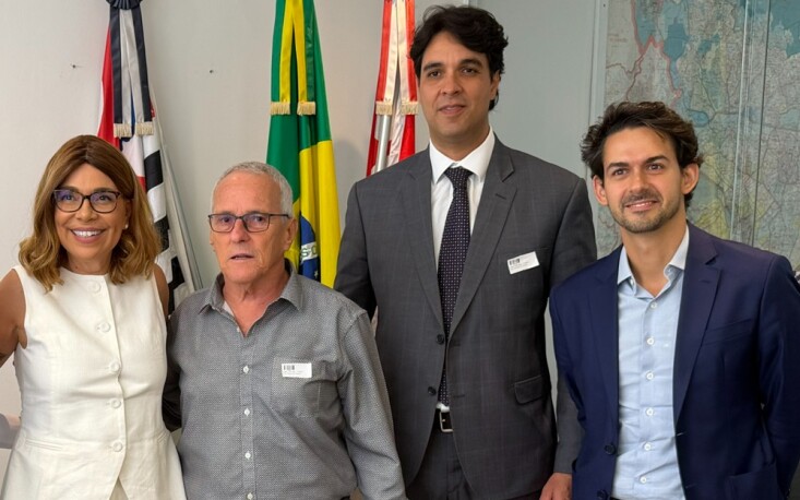 Vereadora Cris Monteiro (Novo/SP) e Gerson Pires, chefe de gabinete, recebem os representantes da FecomercioSP (crédito: Júlia Carmona)