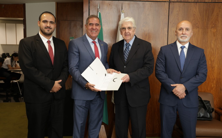 No centro, Rubens Medrano entrega ao deputado Luiz Gastão propostas para o aprimoramento do marco legal do comércio exterior, em Brasília. À esquerda, o assessor jurídico Fernando Sousa; à direita, o ex-auditor fiscal Augusto Oliveira da Silva Neto