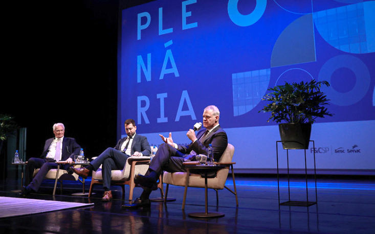 Jornalista Eduardo Oinegue afirmou que o Brasil se caracteriza pela constante imprevisibilidade e pela insegurança político-econômica. / Fotos: Edilson Dias