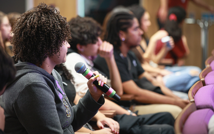 69fc7122ecf1e-plateia_esq_engaj Os alunos também compartilharam dúvidas e experiências pessoais (Imagem: Edilson Dias)