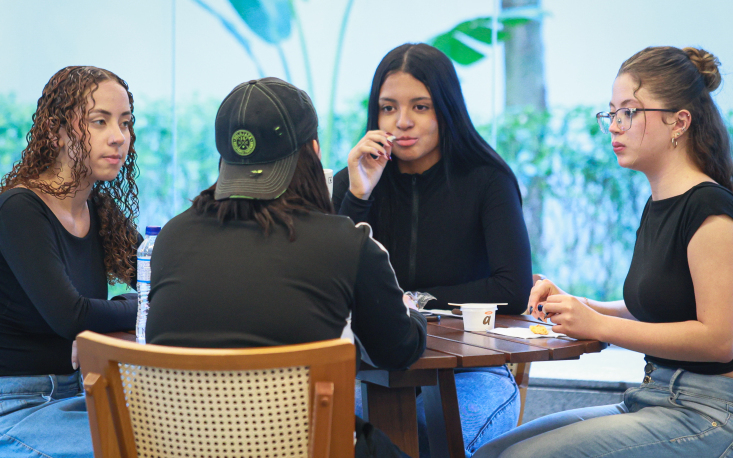69fc715386fa9-lanche Antes e depois das palestras, jovens participaram de um lanche na Federação (Imagem: Edilson Dias)
