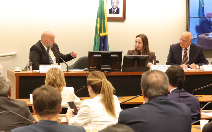 Fábio Pina, economista da FecomercioSP, ao lado da deputada Adriana Ventura e do advogado Roberto Ordine, vice-presidente da CACB
