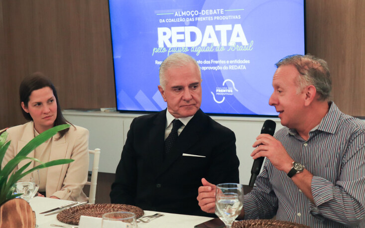 6a187c18321ed-almoco_debate_redata2 Os deputados Júlio Lopes (PP/RJ) e Aguinaldo Ribeiro (PP/PB) - relator do PL do Redata - durante debate (Fotos: Daniel Davini/FPBC)