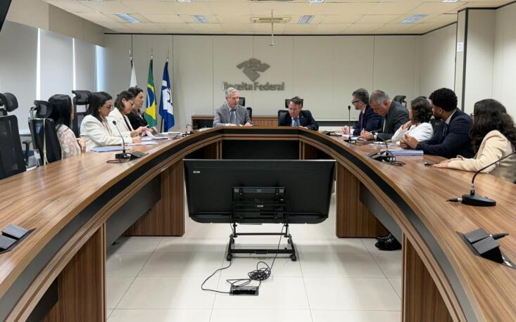 Sarina Manata, assessoria da FecomercioSP, e representantes da CNC reúnem-se na Receita Federal. (Foto: Divulgação/CNC)