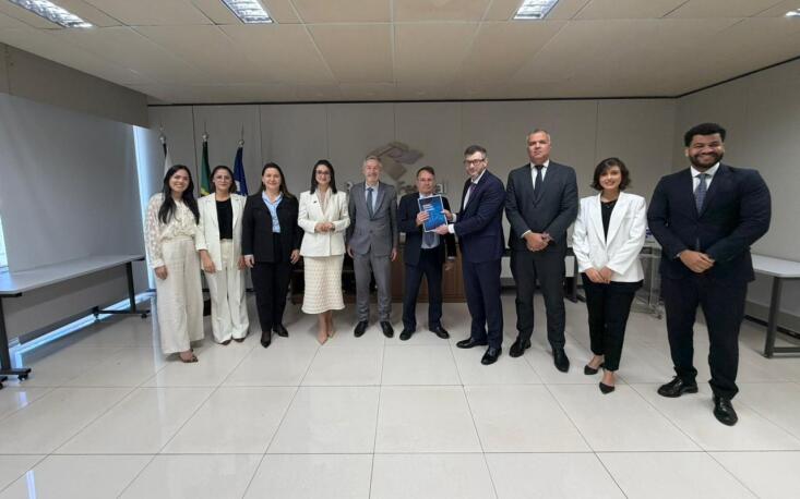 Sarina Manata, assessoria da FecomercioSP, e representantes da CNC reúnem-se na Receita Federal. (Foto: Divulgação/CNC)